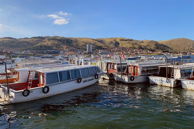 Die Ausflugsschiffe im Hafen von Puno