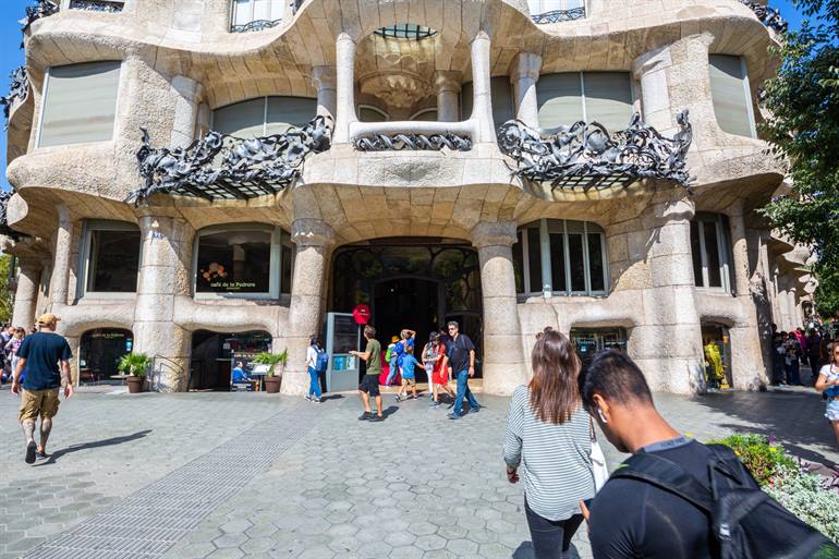 Die Fassade von Casa Milà mit Gusseisen-Details