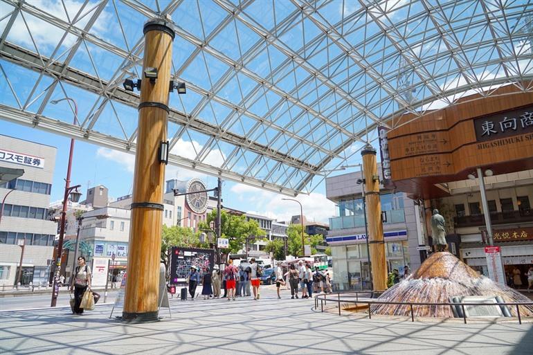 Der Brunnen und der Zugang zur Higashimuki-Einkaufsstraße