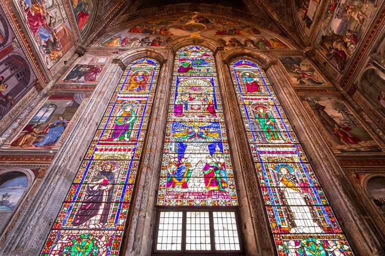 Die Buntglasfenster der Santa Maria Novella in Florenz