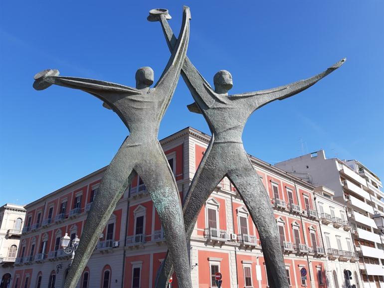 Die grüßenden Matrosen am Monumento al Marinaio