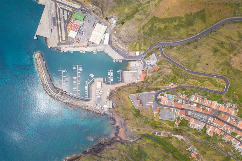 Der Hafen von Vila do Porto