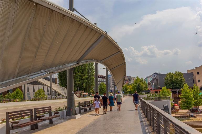 Die Ibar-Brücke, die Mitrovica in zwei Hälften teilt