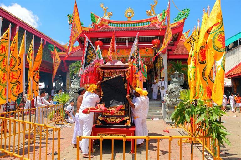 Den Jui Tui-Tempel in Phuket während des Vegetarischen Festivals in Thailand besuchen