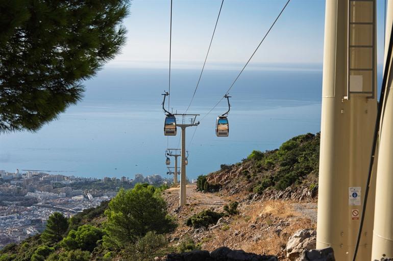 Die Seilbahn mit der Stadt im Hintergrund