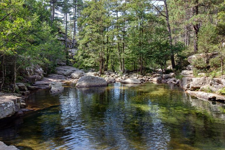 Die kleinen Wasserfälle und natürlichen Becken von Aitone auf Korsika
