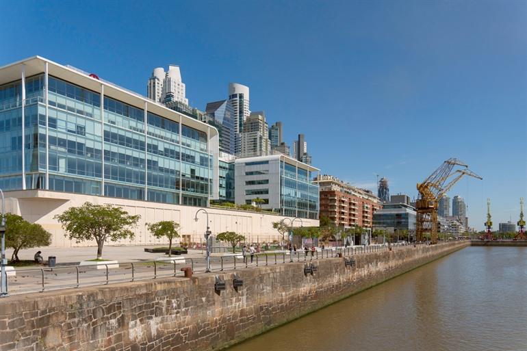 Die moderne Uferpromenade in Buenos Aires