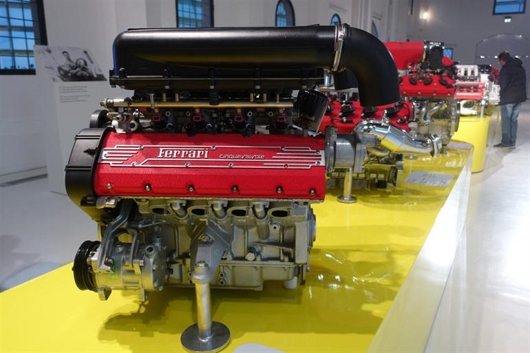 Die Motoren im Enzo Ferrari Museum in Modena
