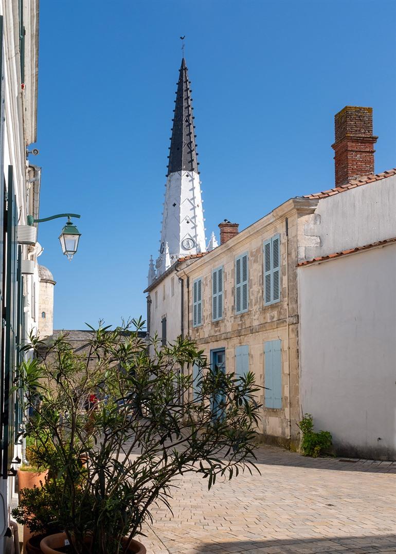 Der markante Kirchturm von Ars-en-Ré