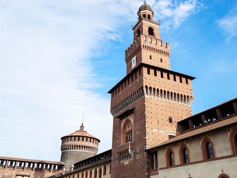 Der markante Torre Filarete im Castello Sforzesco in Mailand