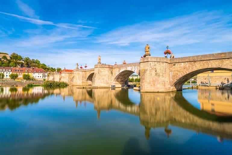 Die Alte Mainbrücke in Würzburg, Bayern