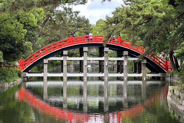 Die wunderschöne Brücke im Sumiyoshi Taisha