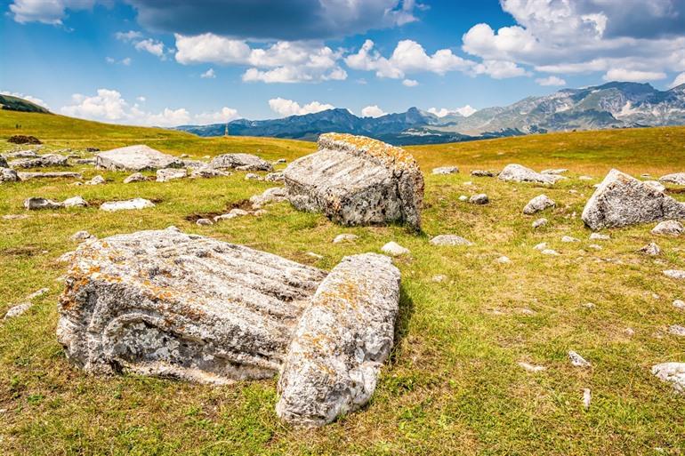 Die Stećci-Begräbnisstätten im Durmitor-Nationalpark