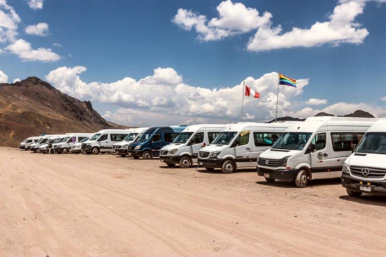 Die Tourbusse auf dem Parkplatz des Rainbow Mountain