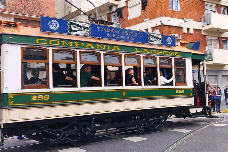 Die Straßenbahn fährt durch den Stadtteil Caballito.