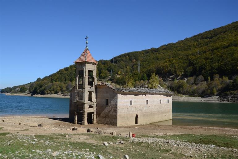 Die versunkene St. Nikolai-Kirche am Mavrovo-See in Nordmazedonien