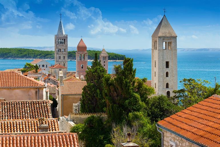 Die vier markanten Kirchtürme von Rab, Kroatien