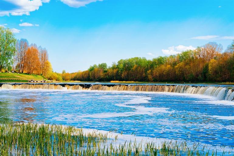 Den Wasserfall in Kuldīga besuchen, Lettland