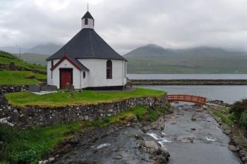 Die sechseckige Kirche von Haldarsvík, Insel Streymoy