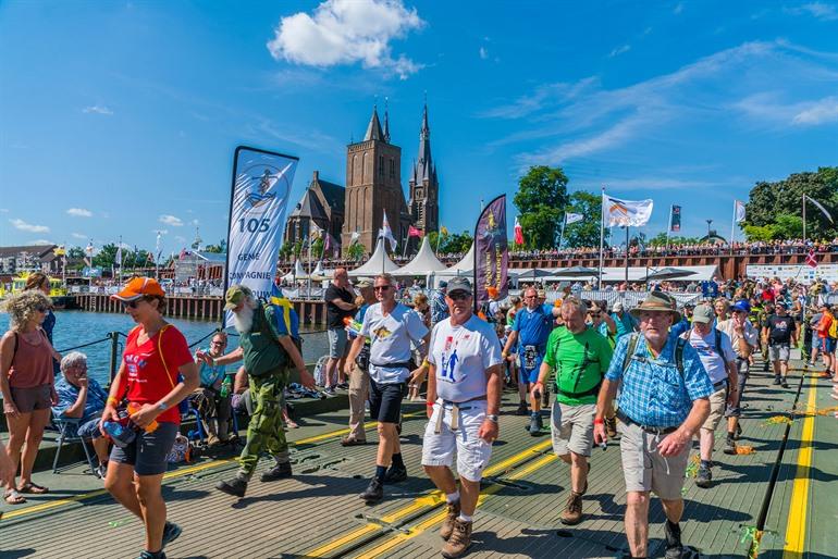 Teilnehmer der Nijmeegse Vierdaagse Feiern treffen in Cuijk, Gelderland, ein