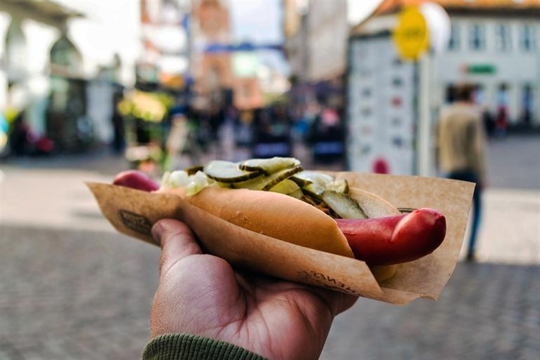 Dänische rote Wurst im Hotdog