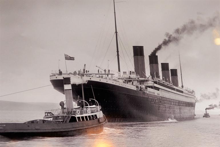 Dokumentarfoto der Titanic im Titanic Belfast, Belfast