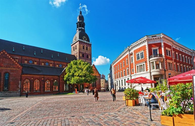 Domplatz in Riga mit der Kathedrale, Lettland