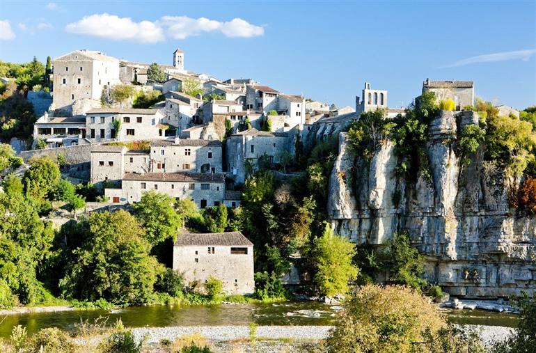 Das Dorf Balazuc in der Ardèche, Frankreich