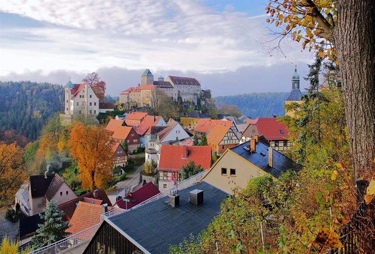 Das Dorf Hohnstein mit Burg im Sächsischen Schweiz