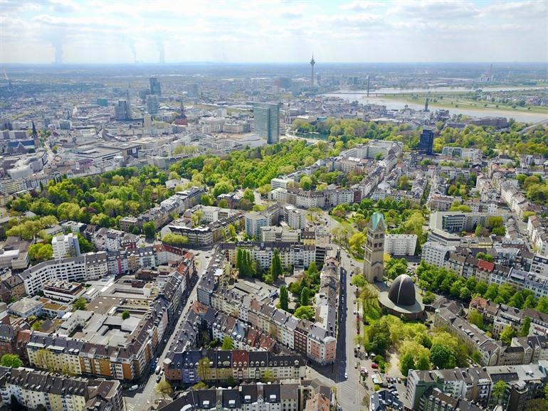Drohnenaufnahme vom Hofgarten in Düsseldorf