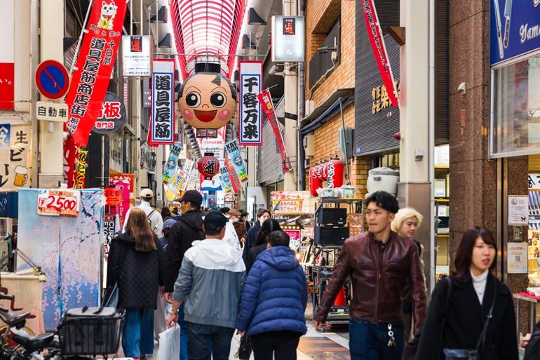 Belebtes Einkaufsviertel in Shinsaibashi