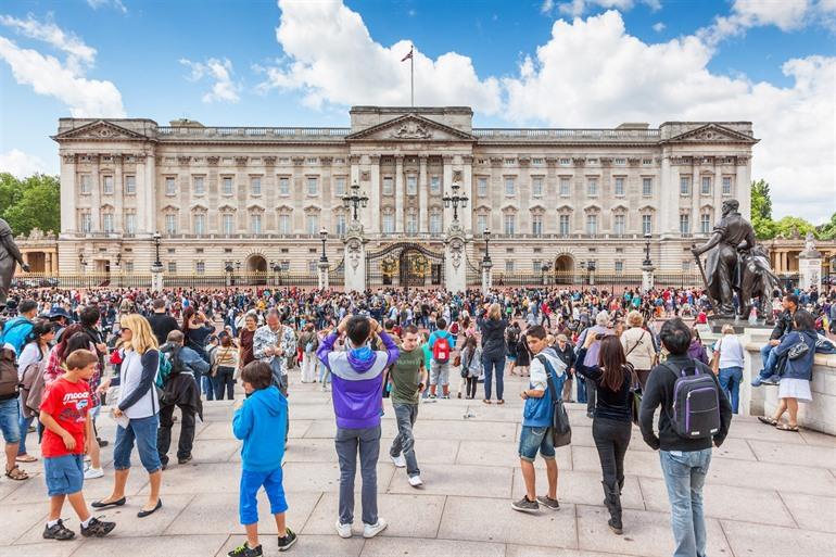 Menschenmengen rund um den Buckingham Palace