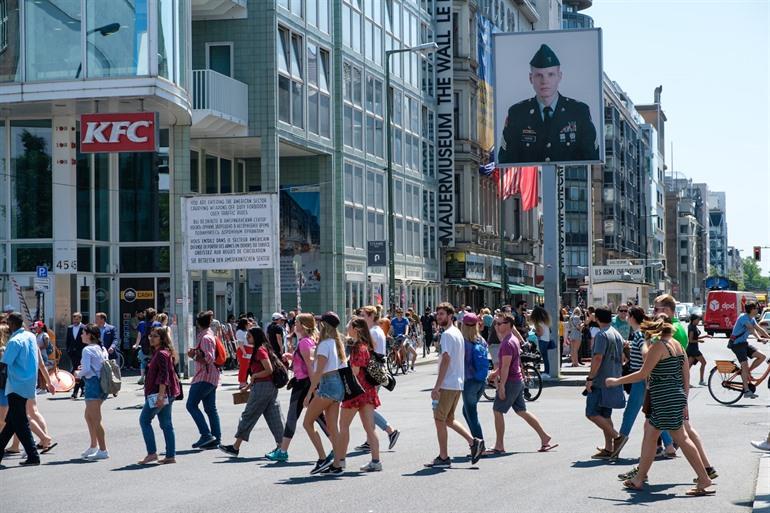Menschenmengen rund um den Checkpoint Charlie
