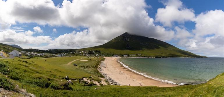 Dugort Strand am Fuße des Slievemore Mountain, Achill Island