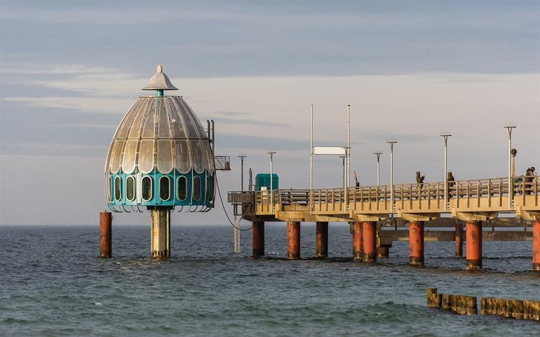 Tauchgondel und Pier in Zingst, Mecklenburg-Vorpommern
