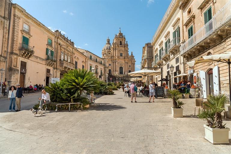Dom von San Giorgio auf der Piazza Duomo in Ragusa