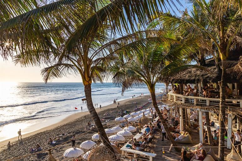 Echo Beach bei Sonnenuntergang in Canggu, Bali, Indonesien