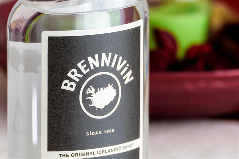 Ein Glas Brennivín in Island