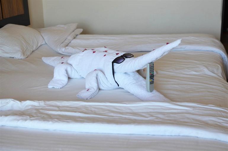 Eine nette Überraschung im Zimmer: Krokodil aus Handtüchern