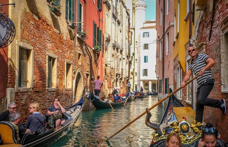 Eine traditionelle Gondelfahrt durch Venedig buchen