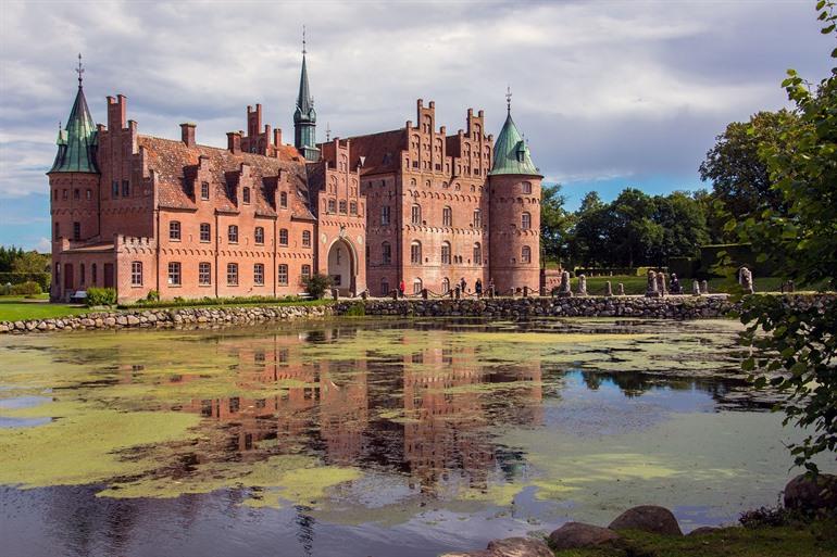 Besuch des Egeskov-Schlosses in Dänemark