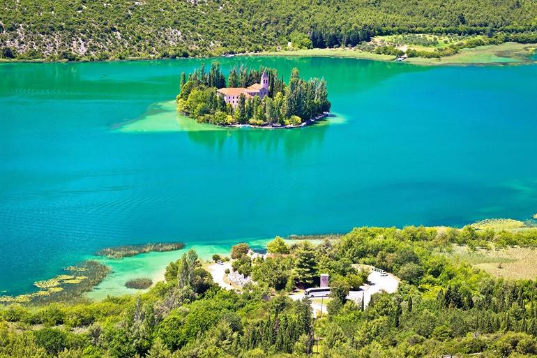 Insel Visovac mit dem Visovac-Kloster in Kroatien
