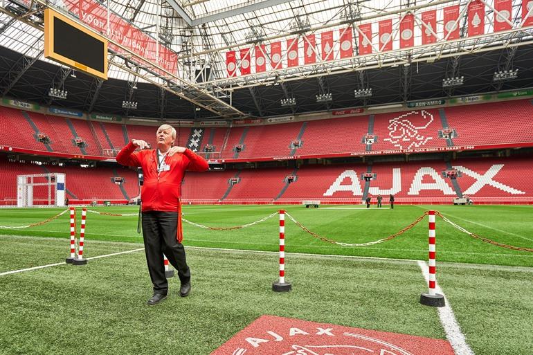Begeisterter Stadtführer, der Ihnen mehr über die Johan Cruijff Arena erzählt