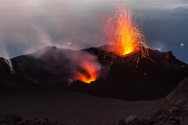 Ausbrüche des Vulkans Stromboli, Sizilien