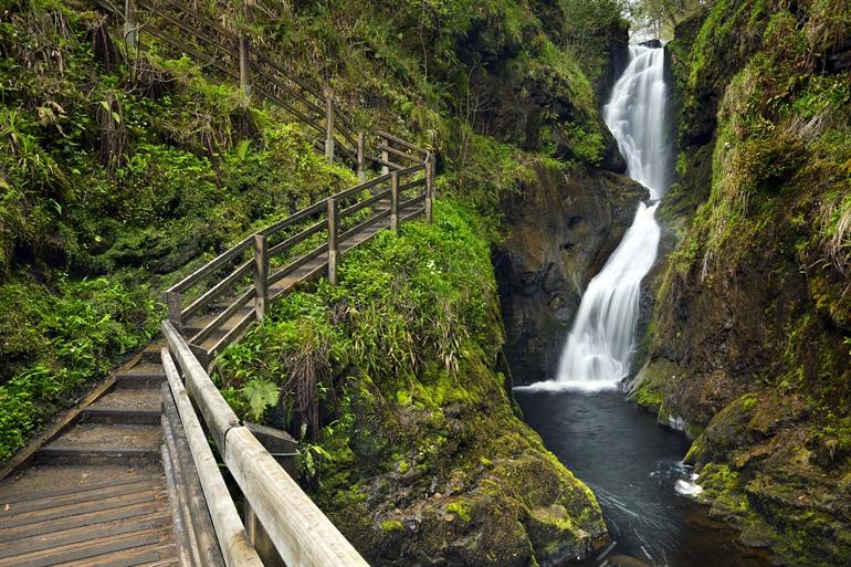 Ess-Na-Laragh Wasserfall im Glenariff Forest Park, Irland