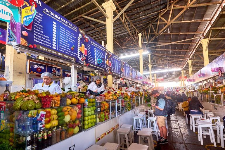 Exotische Früchte auf dem überdachten Markt