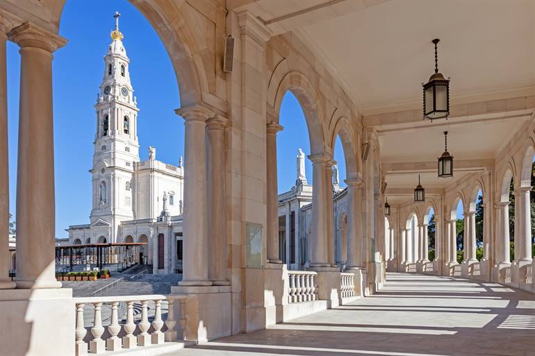 Fatima, Seitengalerie am Platzrand