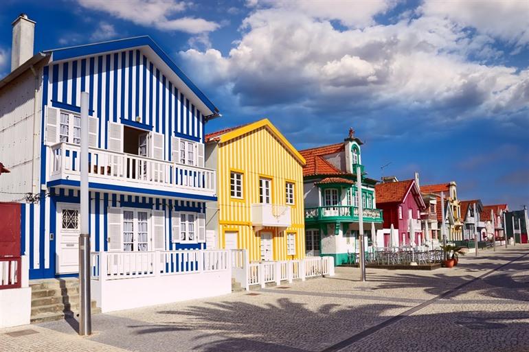 Bunt gestrichene Häuser an der Praia da Costa Nova, Aveiro