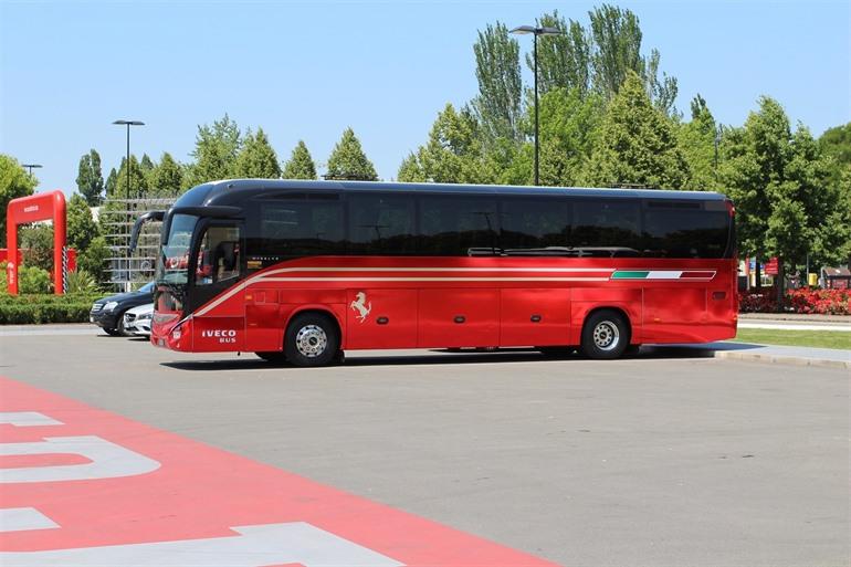 Ferrari-Bus zwischen den beiden Museen