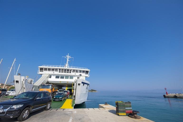 Fähre zur Insel Brač